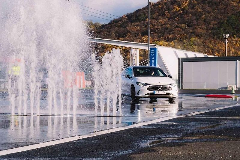 Cvičí se hlavně na kluzkém a namočeném povrchu.