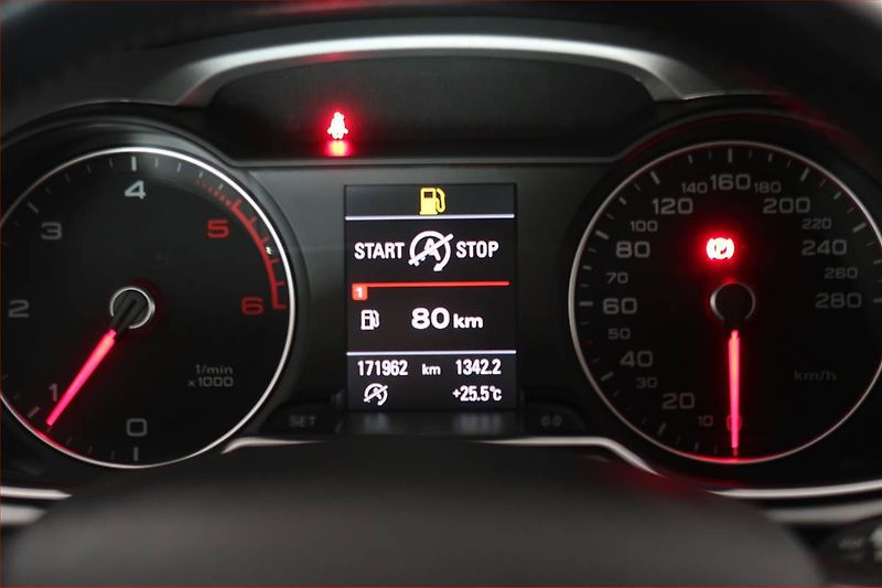 Audi A4 (2015) Sport 2.0 TDI, Navi, Bi-Xenony - fotka 11 z 18