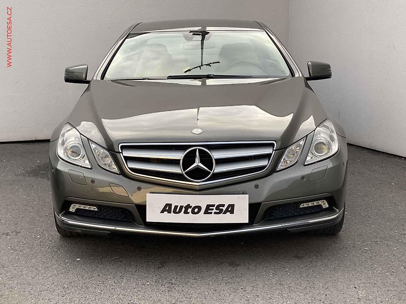 Mercedes-Benz Třídy E (2010) 3.0 CDi E350, Elegance, AT, - fotka 2 z 21