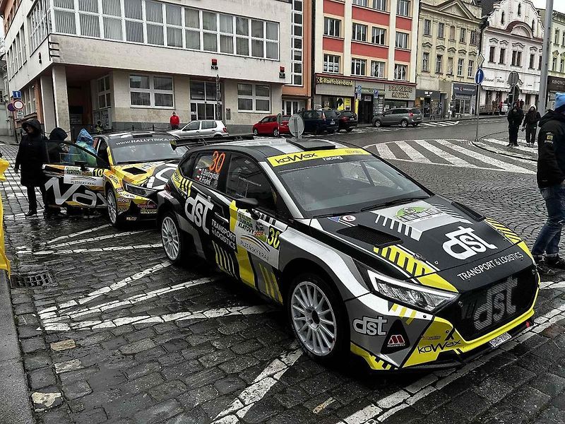 Tragédie, která se odehrála v rámci 58. ročníku Rallye Šumava, kdy po nehodě zemřela navigátorka Alena Krejčíková (41), nezasáhla jen příznivce rallye, ale její kamarády, jelikož byla na Klatovsku doma.