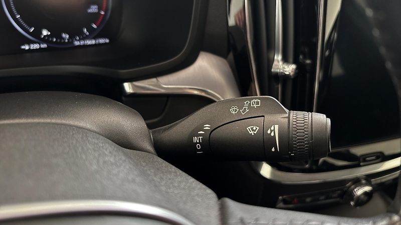 Volvo V60 (2018) D4 MOMENTUM + EL. TAŽNÉ - fotka 22 z 33