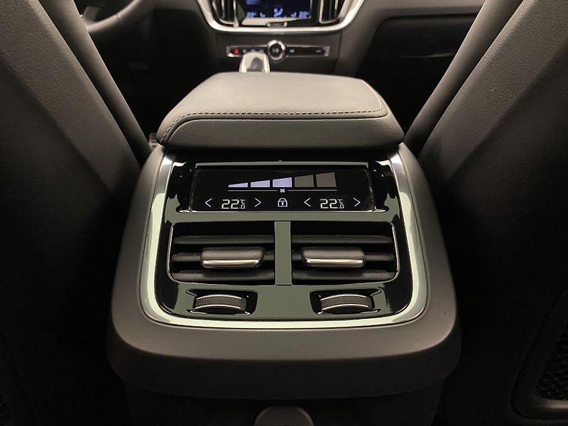 Volvo V60 B4 DARK PLUS AUT  - fotka 34 z 45