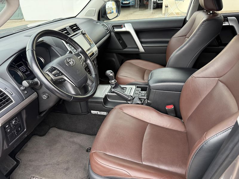 Toyota Land Cruiser 2.8 D-4D AT AWD 130 kW Executi - fotka 10 z 28