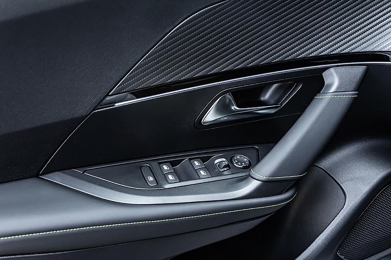 Peugeot 2008 (2026) 1,2 GT Hybrid 145 e-DCS6 - fotka 8 z 18