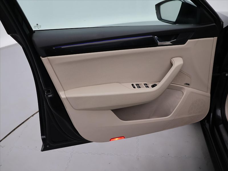 Škoda Superb 1,8 TSI 132kW DSG CZ L&K - fotka 11 z 42