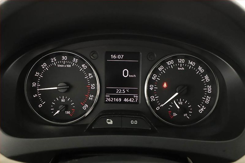 Škoda Rapid (2013) 1.6 TDI, Tempomat - fotka 8 z 13