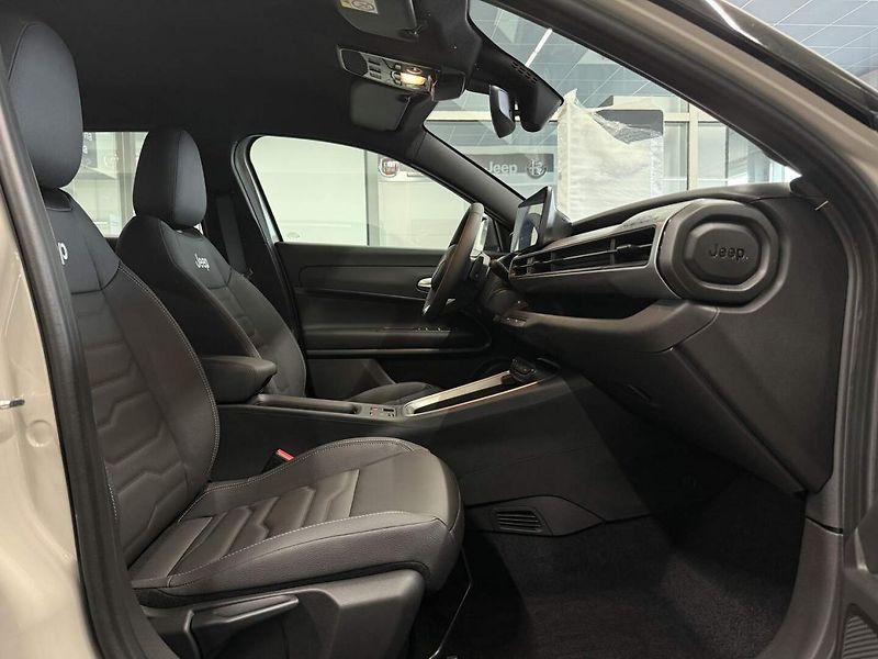 Jeep Avenger (2025) 4xe Upland 1.2 Turbo e-Hybrid - fotka 18 z 22