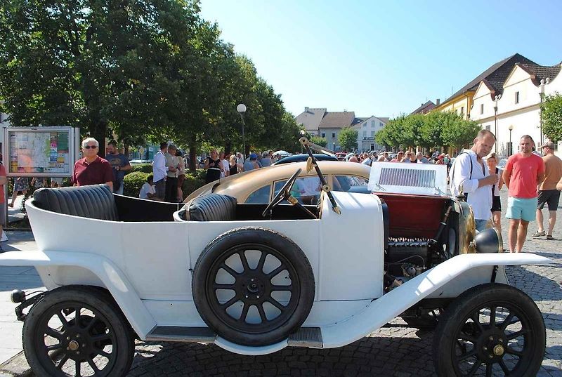 Veterány se sjely do Veselí nad Lužnicí na Selské Baroko 2023.