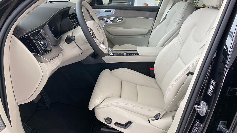 Volvo XC90 (2026) PLUS DARK, B5 AWD, 184+10 kW / - fotka 7 z 12