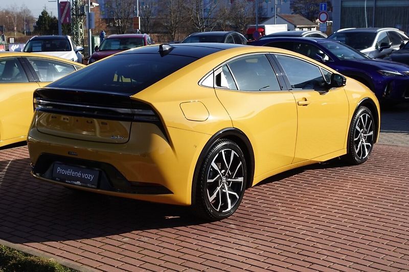 Toyota Prius 2,0 PHEV Executive sada komple - fotka 4 z 36
