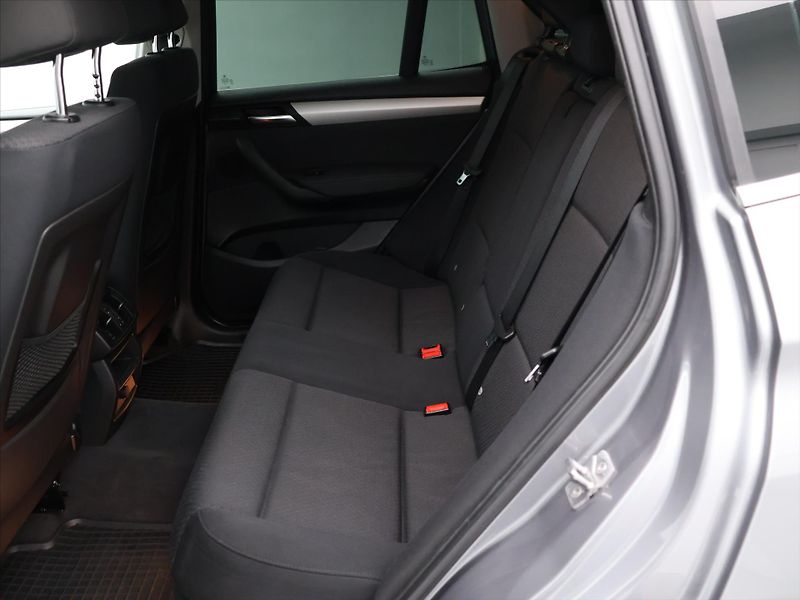 BMW X3 20d 2,0 xDrive 135kW Aut.klima - fotka 14 z 26