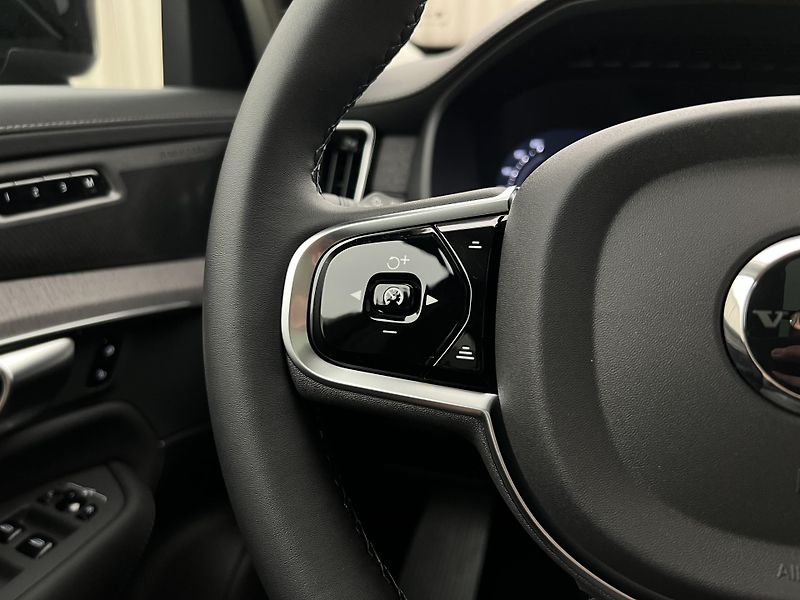 Volvo XC90 (2026) B5 AWD DARK PLUS - fotka 21 z 43