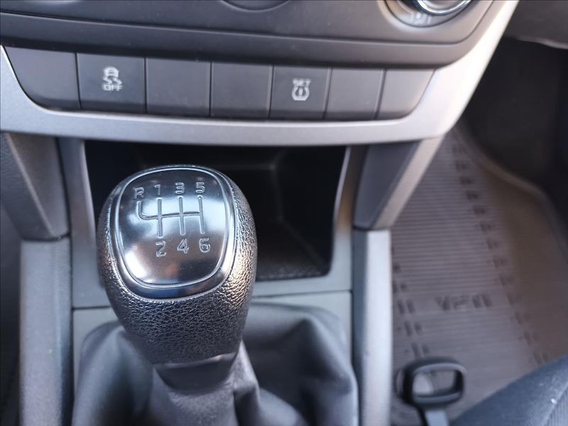 Škoda Yeti 1,2 TSI,77KW,SERVIS,PANO,TAŽNÉ - fotka 29 z 35