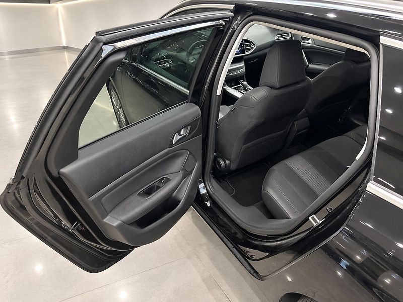 Peugeot 308 (2021) - fotka 15 z 24