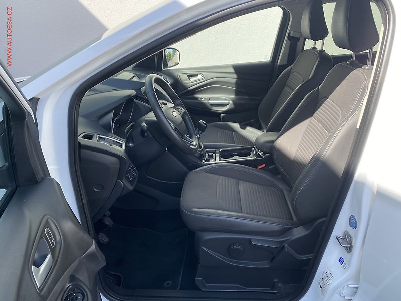 Ford Kuga (2018) 2.0 TDCi AWD, Titanium, +ALU - fotka 9 z 18