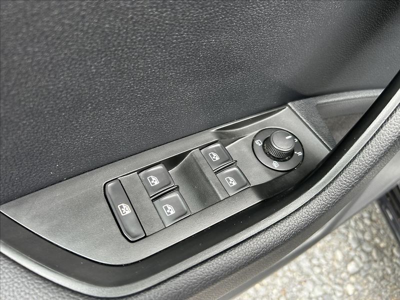 Škoda Superb 2,0 TDi DSG  BIXEN NAVI 1xMaji - fotka 12 z 50