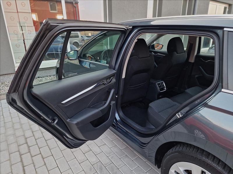 Škoda Octavia 2.0TDI Style, původ ČR,1.Maj. - fotka 18 z 50
