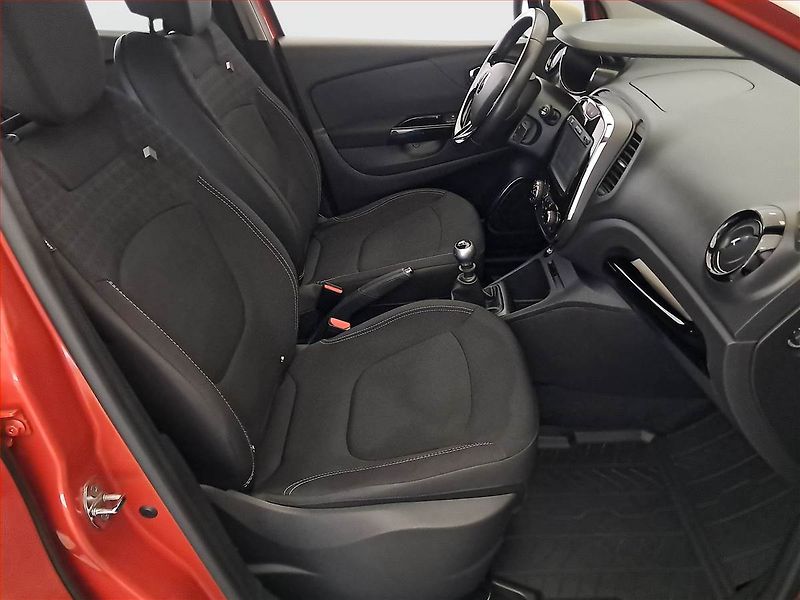 Renault Captur (2017) Limited 1.2 TCe, ČR,1.maj - fotka 9 z 19