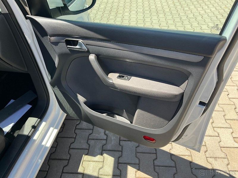 Volkswagen Touran (2013) - fotka 10 z 16