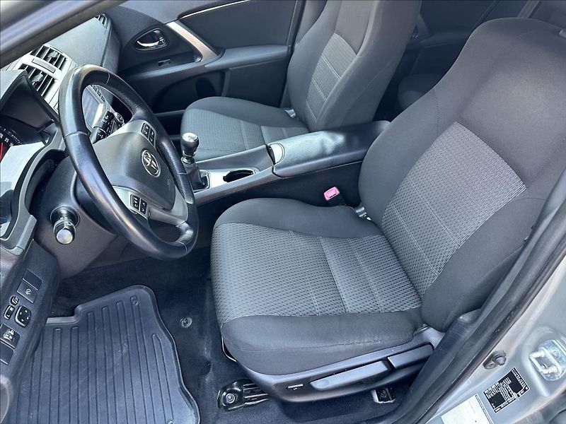 Toyota Avensis 1,8 TAŽNÉ - fotka 12 z 27