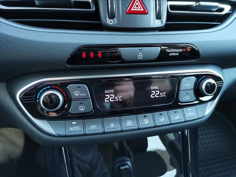 Hyundai i30 1,6 T-GDI WG DCT STYLE SAFETY - fotka 15 z 17