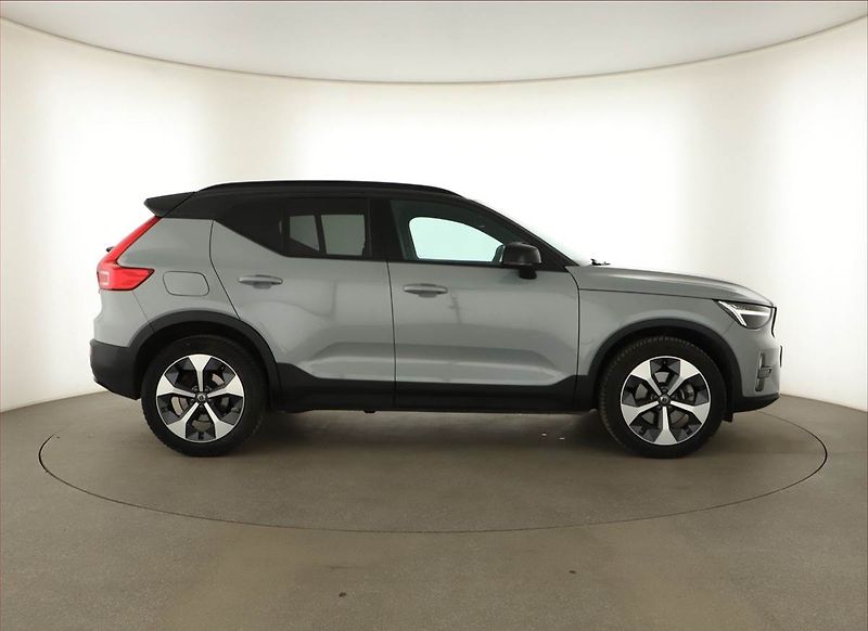 Volvo XC40 (2023) B3 - fotka 6 z 17