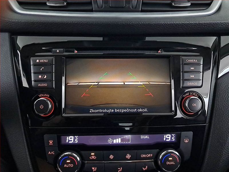 Nissan Qashqai (2021) 1.3 DIG-T - fotka 19 z 20