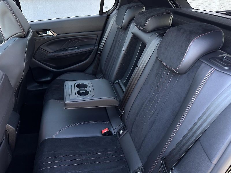 Peugeot 308 308 GTi 272PS NAVI Soundsystem - fotka 37 z 43