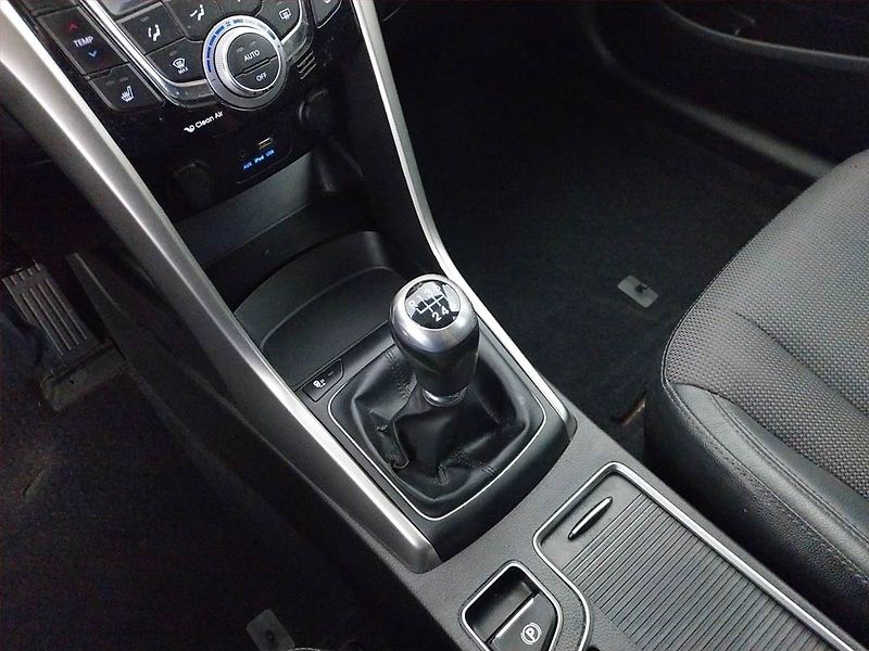 Hyundai i30 (2015) 1.6 CRDi, Tempomat - fotka 13 z 19