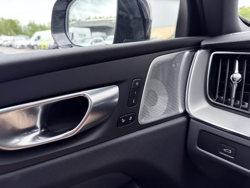 Volvo XC60 B5 AWD ULTRA / B&W / REZERVACE - fotka 27 z 56