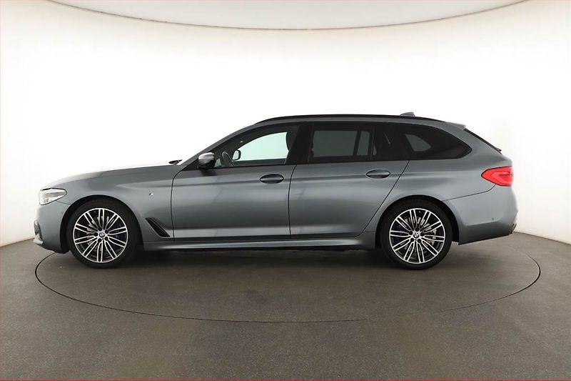 BMW Řada 5 (2020) 530d xDrive - fotka 3 z 19