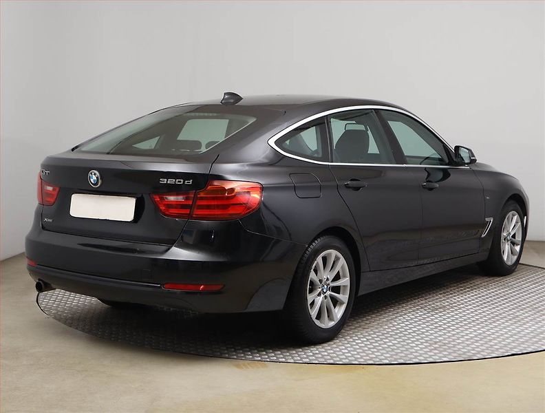 BMW Řada 3 (2015) Sport Line 320d xDrive GT - fotka 5 z 23