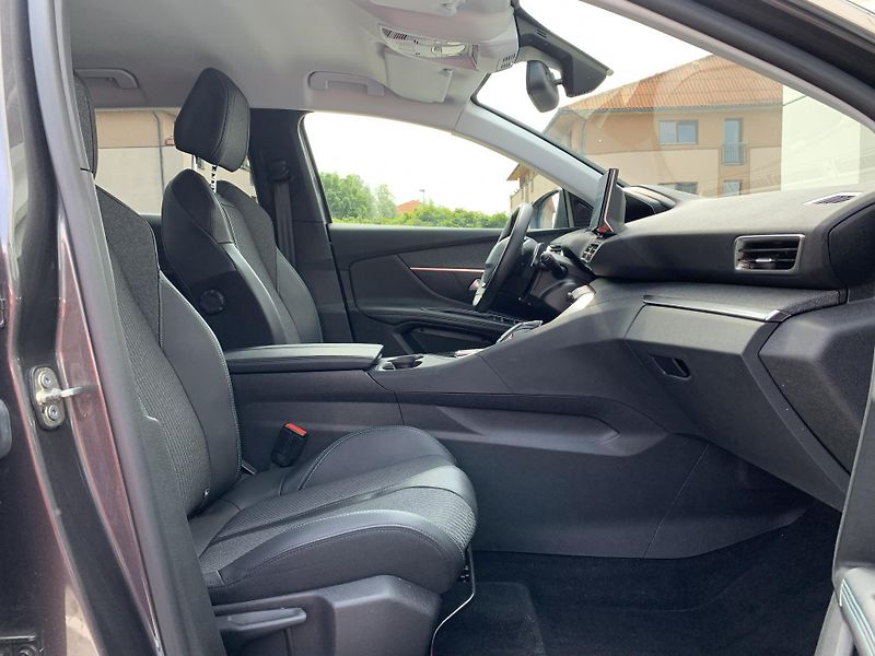 Peugeot 3008 ALLURE PACK 1,5 BlueHDi 96kW - fotka 17 z 30