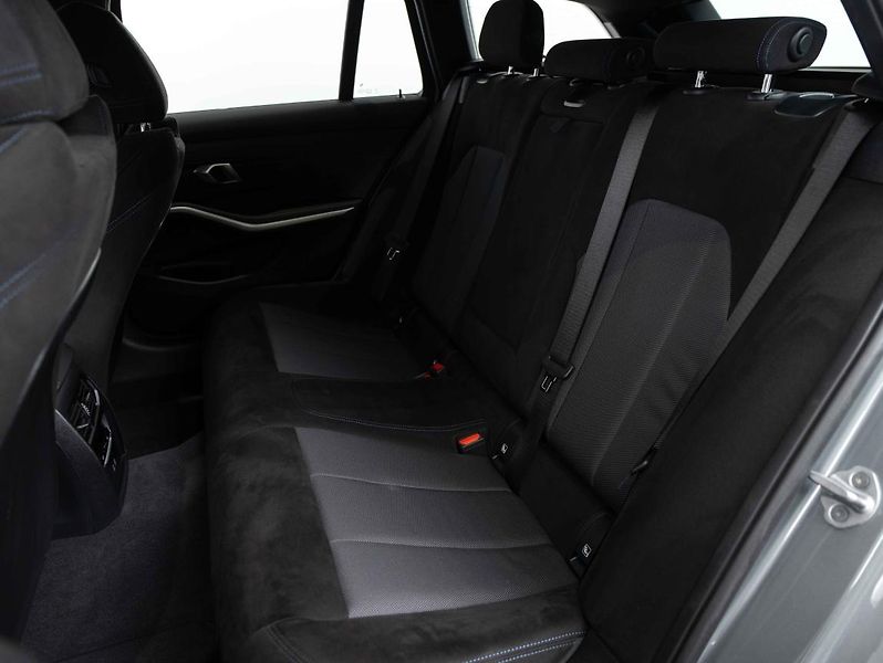 BMW Řada 3 330i xDrive Touring - fotka 21 z 21