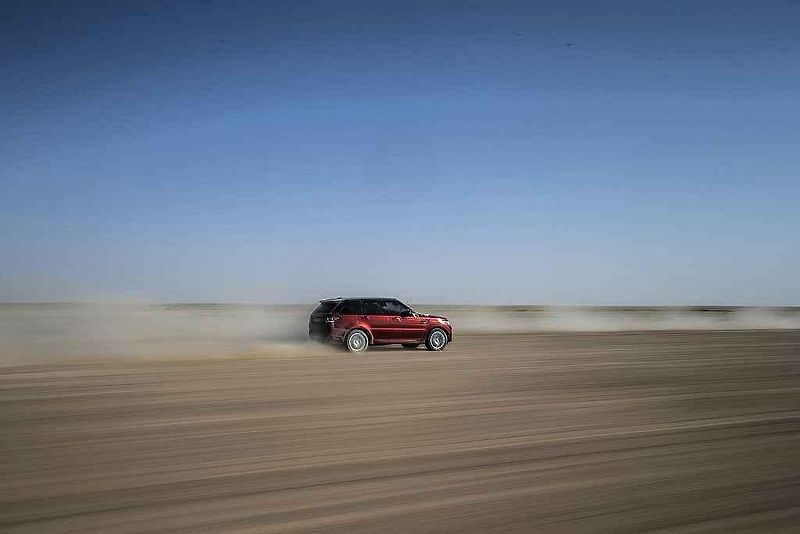 Range Rover Sport stanovil rekord v přejezdu pouště Rub al-Chálí.
