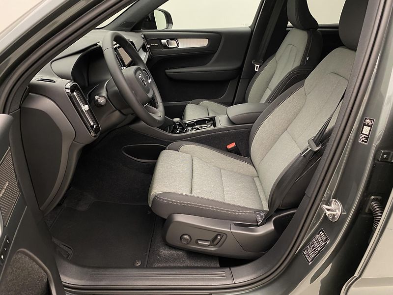 Volvo XC40 (2026) B3 AUT DARK PLUS - fotka 3 z 59