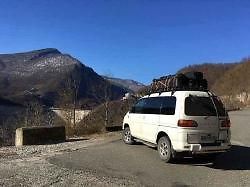 Tohle je auto, co jezdí do střediska vždy jako první. Auto vlekařů také dost často zasahuje ve chvíli, kdy někdo zablokuje jednou příjezdovou cestu, což se stává poměrně často.