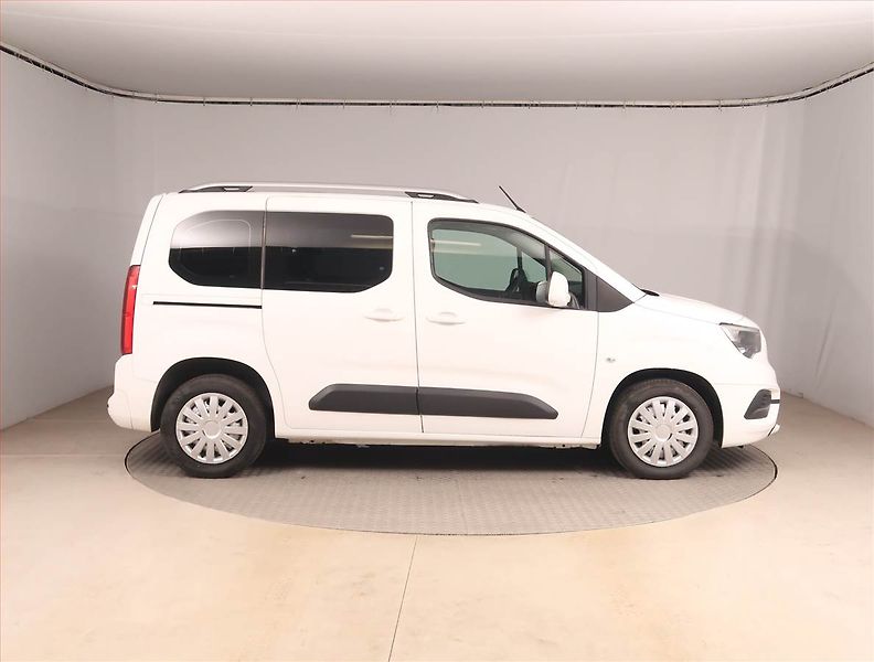 Opel Combo (2019) Enjoy 1.2 Turbo, 5Míst, ČR - fotka 6 z 14