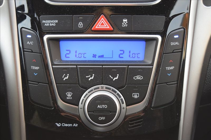 Hyundai i30 1,6 CRDi 81KW BALCK & LIME - fotka 42 z 48