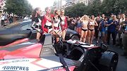 Praha (18. 7. 2017) – Sportovní auta, pózující slečny – a samozřejmě obdivovatelé i fanynky jedněch i druhých. Nic z toho nechybělo v úterý večer dolní části Václavského náměstí, kam se sjeli účastníci akce HIT Road trip 2017 – Evropa.