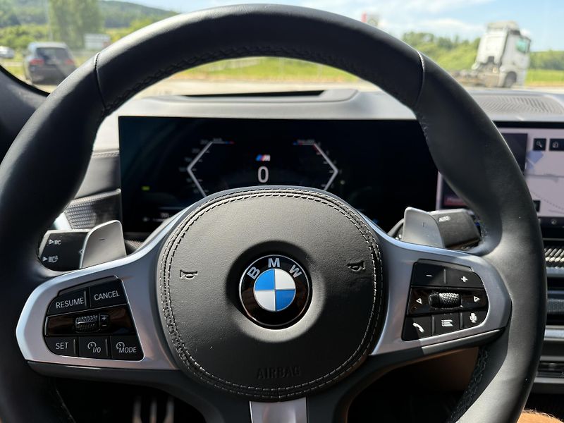 BMW X6 (2024) 30XD 210kW M-PAKET R22 BLACK!! - fotka 47 z 57