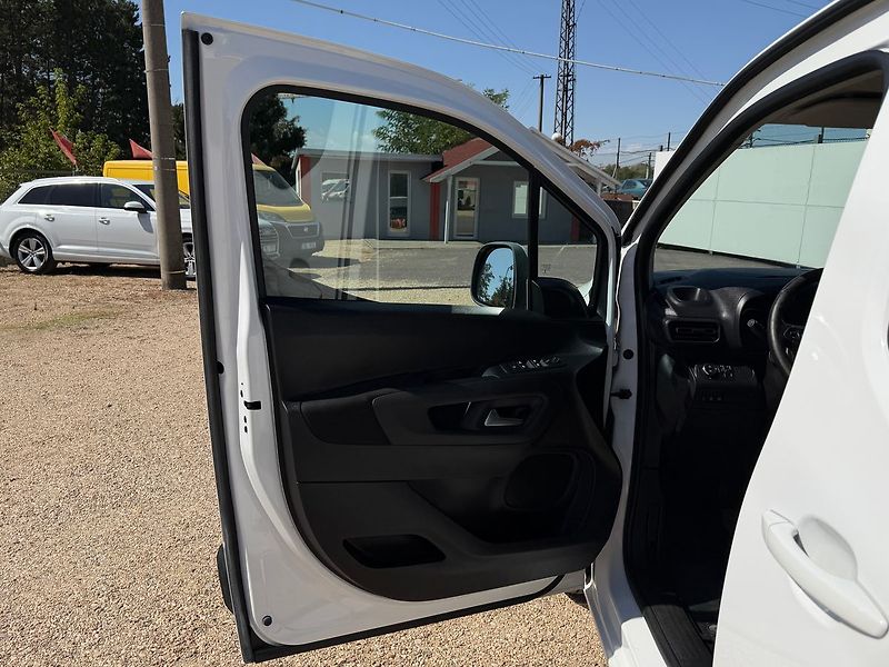 Opel Combo 1.2TURBO 81KW*TOP VÝBAVA- ZADA - fotka 12 z 33