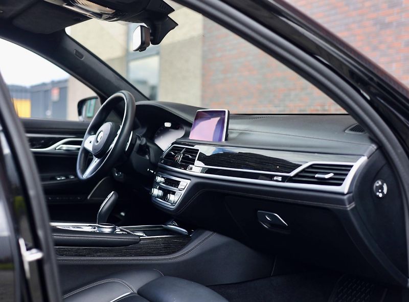 BMW Řada 7 (2019) M760Li xDrive - fotka 21 z 47