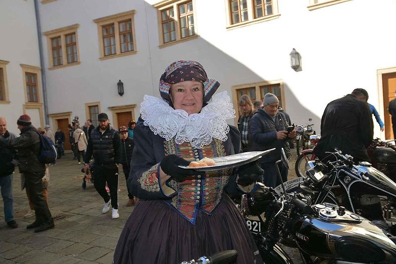 Automobiloví a motocykloví veteráni se vydali v neděli na tradiční jízdu Ze zámku na hrad. Start byl na Horním náměstí v Přerově, kde si lidé užili bohatý program.