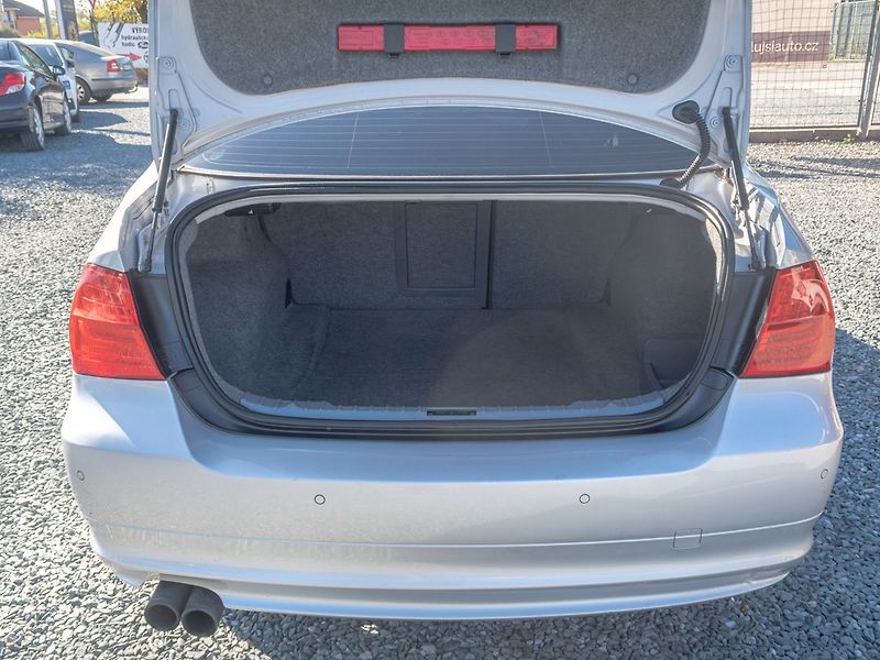 BMW Řada 3 (2011) 325i 160KW mat HK – NAVIGACE - fotka 43 z 52