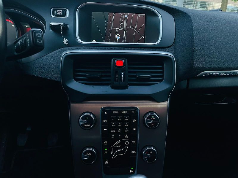Volvo V40 2.0D3 MANUÁL CROSS SERVISKA  - fotka 34 z 43