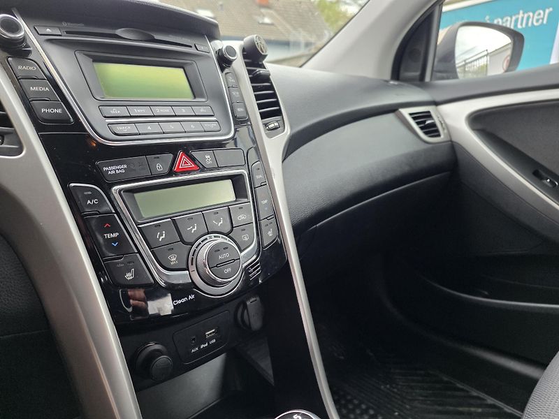 Hyundai i30 1.6-PRAV.ZN.SERVIS-88kw - fotka 18 z 18