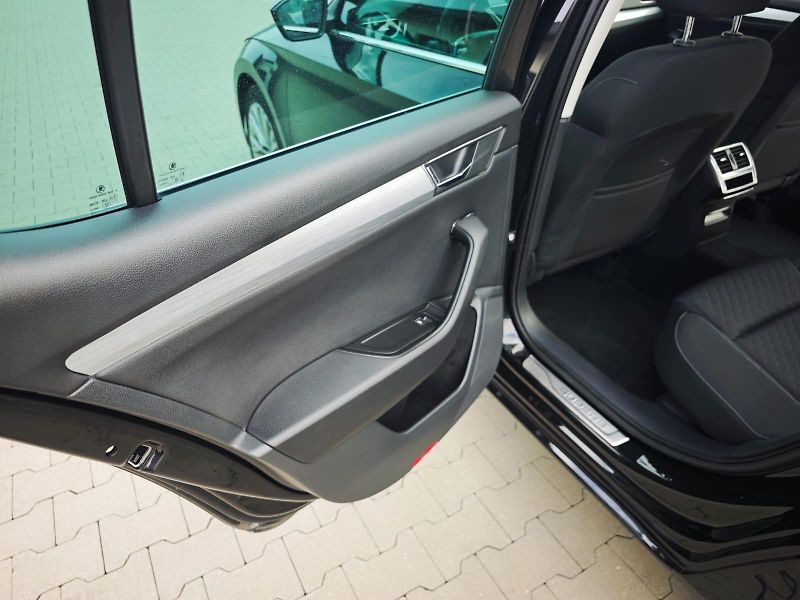 Škoda Superb - fotka 17 z 25