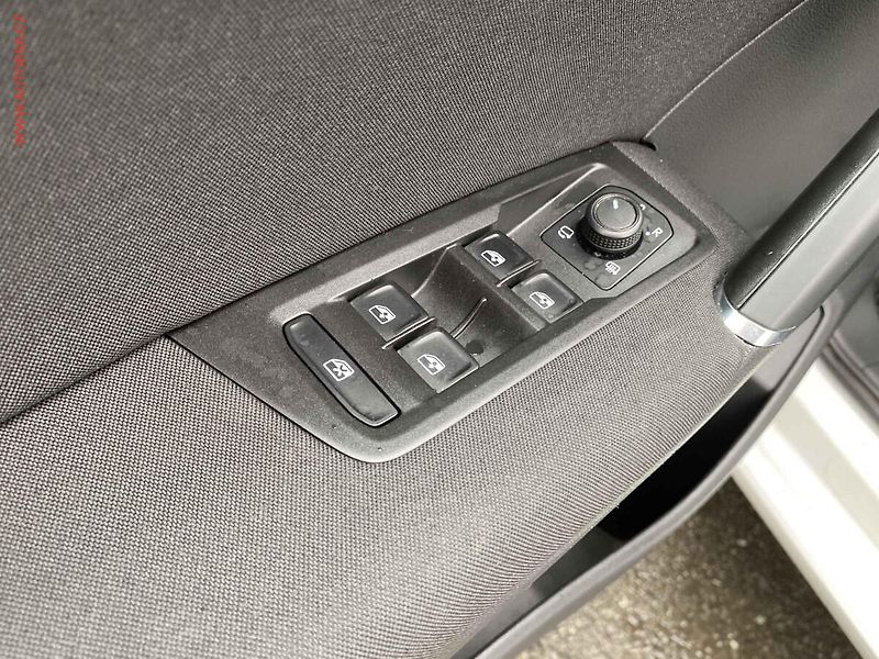 Volkswagen Touran (2020) 1.5 TSi, ČR, LED, park. - fotka 13 z 17