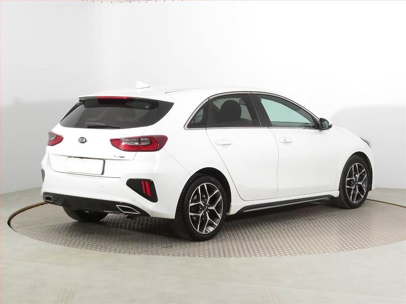 Kia Ceed (2021) GT Line 1.6 CRDi MHEV, Automat - fotka 5 z 17